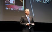 タブレット端末「ネクサス7」の日本での発売を発表する米グーグルのエリック・シュミット会長（25日、東京都港区）