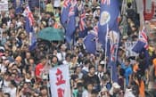 香港では旧英国植民地時代の旗が「復活」している(返還記念日の7月1日に行われた大規模デモ)
