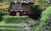 日本庭園「相楽園」内の池の畔にたたずむ「船屋形」。姫路藩主が用いた「川御座船」の上部構造を陸上に移築したものだ(神戸市中央区)