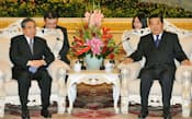 中国の賈慶林・全国政治協商会議主席(右)と会談した河野前衆院議長（27日、北京の人民大会堂）=代表撮影・共同