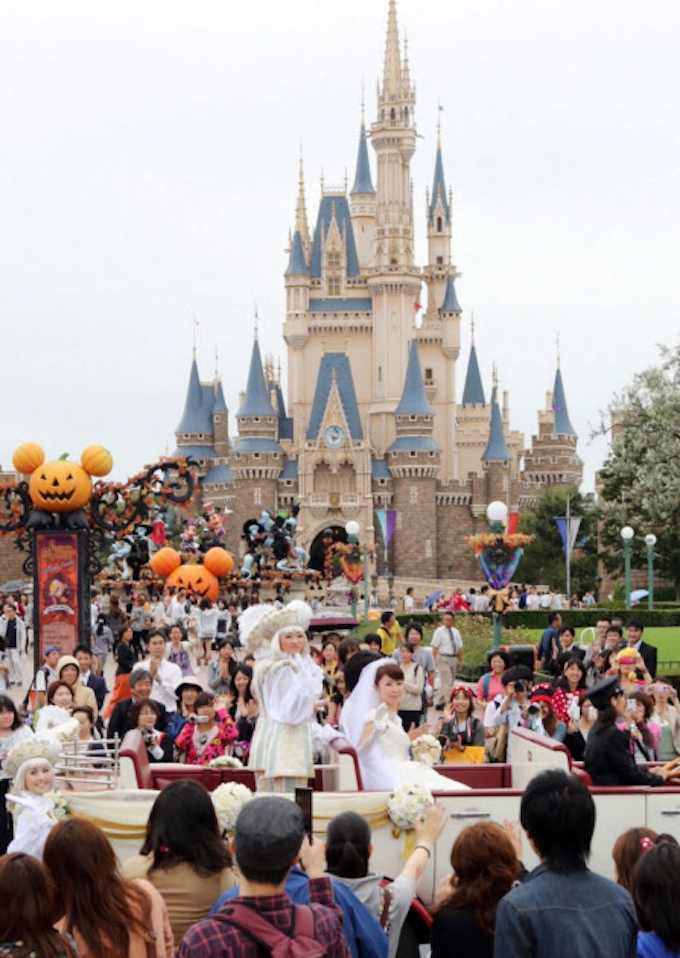 ディズニーランドで初の結婚式 披露宴込み750万円 日本経済新聞