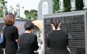 法要の後、永代供養墓にお参りをする遺族。遺骨は骨つぼで安置されている(東京・広尾の東江寺)