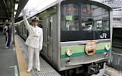 開業140周年の記念ヘッドマークを付けた特別電車「鉄道開業記念号」（14日、JR新橋駅）=共同