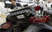 千葉工業大が開発した新型の原発作業支援ロボット「サクラ」（16日、東京都江東区の東京ビッグサイト）=共同