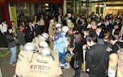 東京メトロ丸ノ内線車内で容器が破裂し、騒然とする本郷三丁目駅(20日未明)
