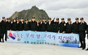 竹島に上陸した韓国の国会議員ら（23日）=韓国海軍提供、聯合・共同