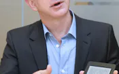 「キンドル・ペーパーホワイト」を手に話すジェフ・ベゾスCEO(24日、東京都目黒区)
