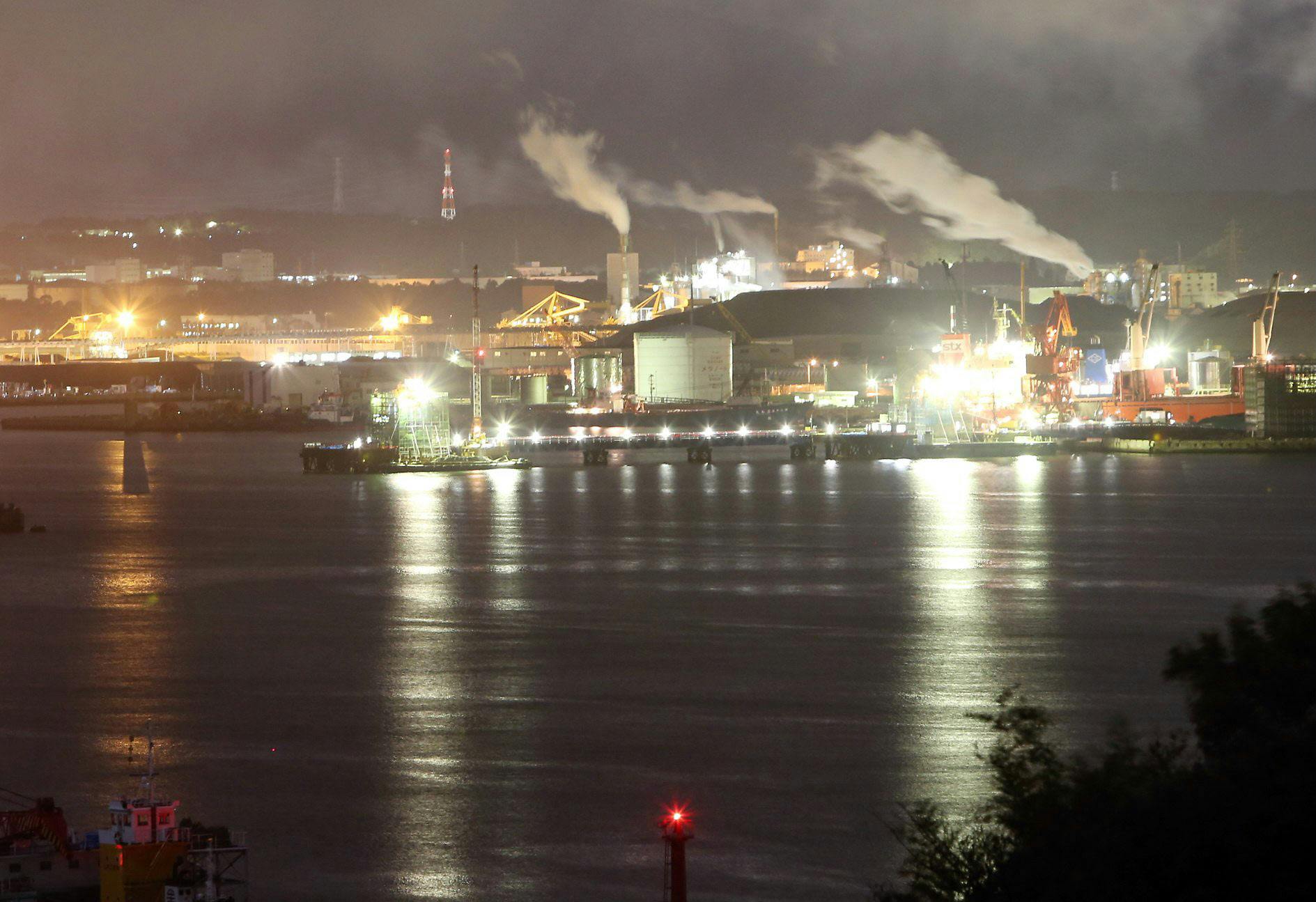 小名浜で工場夜景撮影ツアー 写真 日本経済新聞 小名浜で工場夜景撮影ツアー 写真 日本経済新聞
