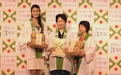 つや姫のPRはミス・ワールド日本代表で山形県出身の五十嵐希さん(左)らが務めた。中央は同県の吉村知事