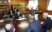 北海道の経済団体は経産相に泊原発の再稼働を訴えた(9日、東京都千代田区)