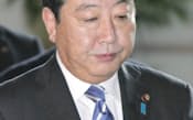 首相官邸に入る野田首相（10月31日午前）。最近、疲れたような表情をみせることが多い