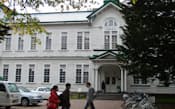 北海道大学は、「立地のよさ」を満足する理由にあげる卒業生が多い（古河記念講堂）