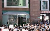 暴徒化した反日デモの参加者に襲われた日系百貨店「平和堂」（9月15日、中国湖南省長沙市）=共同