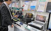 「ウィンドウズ8」はタッチパネルでも操作できる機種が話題(都内の家電量販店)