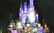 雪の結晶などの映像が映し出された、東京ディズニーランドのシンデレラ城（7日夕、千葉県浦安市）=共同