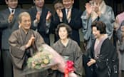 2009年5月、国民栄誉賞受賞が決定し、舞台「放浪記」の共演者から祝福を受ける森光子さん=中央（東京・丸の内の帝国劇場）=共同