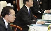 日中韓首脳会談は見送った(右から野田首相、中国の温家宝首相、韓国の李明博大統領、19日、プノンペン）=共同