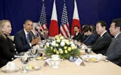 オバマ米大統領と会談する野田首相（20日、プノンペン）=共同