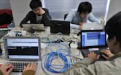 ハッキングコンテストでセキュリーティー技術を競う学生（4日、奈良県生駒市)
