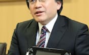 「Wii U」を手にする任天堂の岩田社長(26日、京都市)