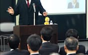 セミナーで講演する野球評論家の広澤克実さん（11月22日、東京・大手町）