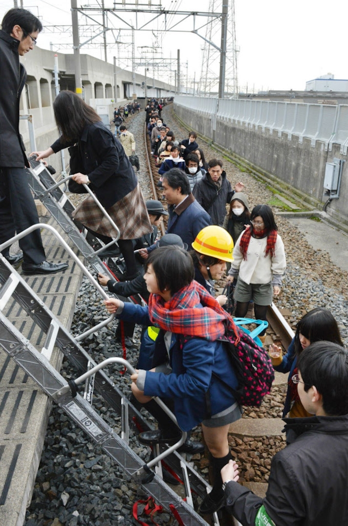 京葉線 一時ストップ 1500人が線路歩く 日本経済新聞