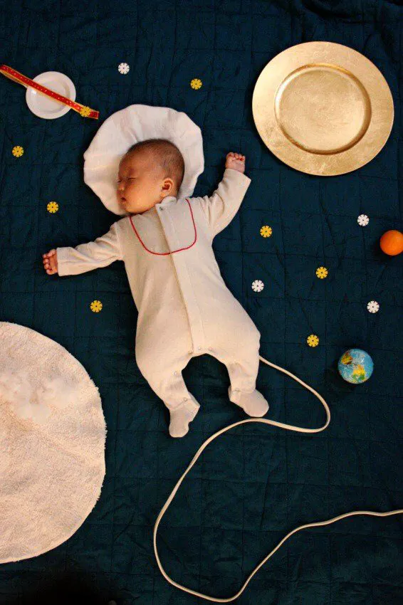 ミクシィに寝相アートのコミュニティー 赤ちゃんがみつばちや妖精に 寝相アートに Nikkei Style ミクシィに寝相アートのコミュニティー 赤ちゃんがみつばちや妖精に 寝相アートに Nikkei Style