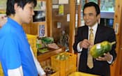 地場産の見慣れぬ野菜の食べ方を地元スタッフに聞く岡さん(右)(熊本県水上村)