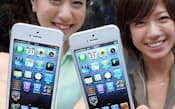 購入した「iPhone5」を手に笑顔を見せる女性(9月21日、東京・銀座)Masayuki Terazawa