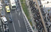 衆院選が公示され、大阪・梅田で街頭演説を聞く人たち(4日午前)=共同