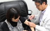 狂犬病のワクチンを接種する女性