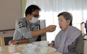 柳沢健一さんはほぼ毎日、入居する母親の食事時に訪れ、食事を取るのを手伝う(東京都武蔵野市「ハウスグリーンパーク」)