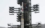 4月、北朝鮮が人工衛星打ち上げと主張して公開した長距離弾道ミサイル（北朝鮮北西部・東倉里）=共同