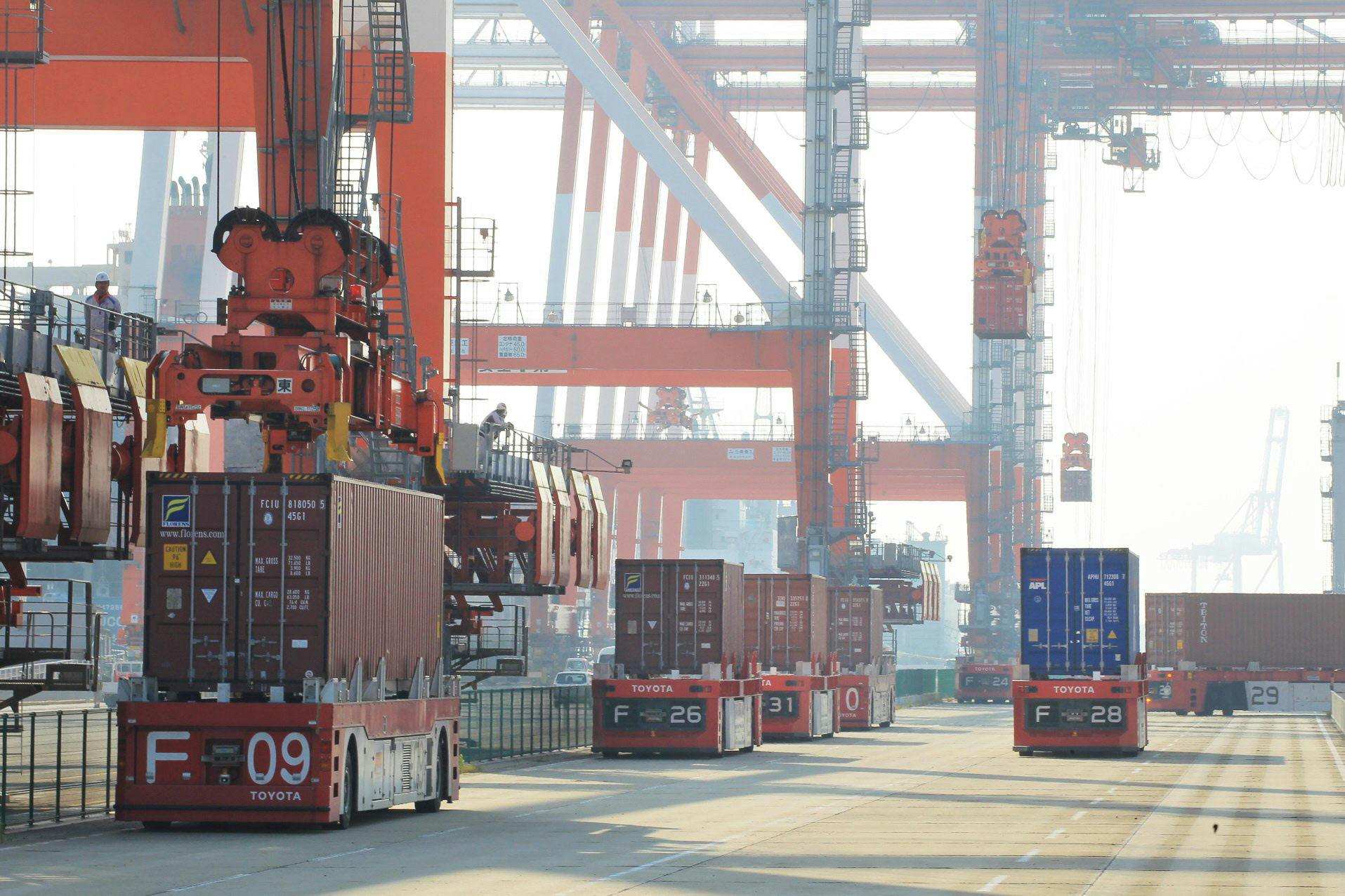 自動化コンテナターミナル写真 日本経済新聞