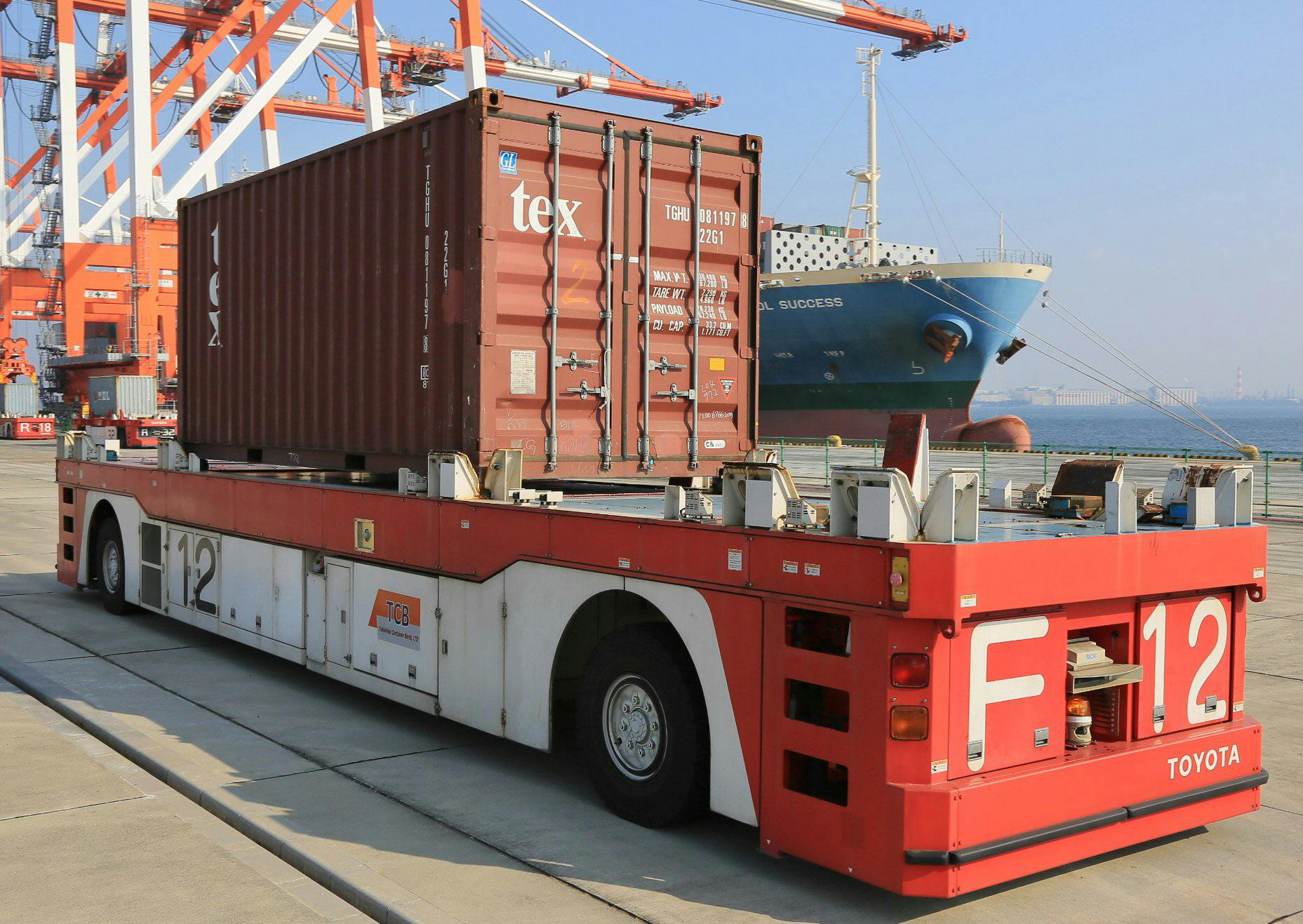 自動化コンテナターミナル 写真 日本経済新聞