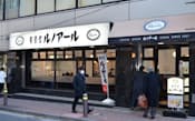 「喫茶室ルノアール」の利用者は中高年のビジネスマンが多い(東京・中央の店舗)