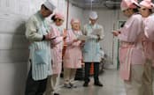 食品売り場で働くパートの平井さん（左から3人目）は、午前中はマネジャー代行として従業員をとりまとめる（東京都墨田区のイトーヨーカドー曳舟店）