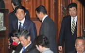解散が決まる衆院本会議に臨んだ安倍総裁と新政権で重要な役割を担う麻生太郎元首相 (11月16日)