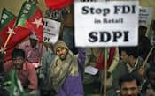 インド政府は不要だった議会採決も実施し、FDI受け入れへ踏み出した（5日、ニューデリーで反対の声を上げる野党支持者）=AP
