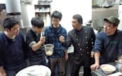 新規出店で従業員にラーメンの作り方を指導する「なんでんかんでん」の川原ひろし社長(右から2人目)