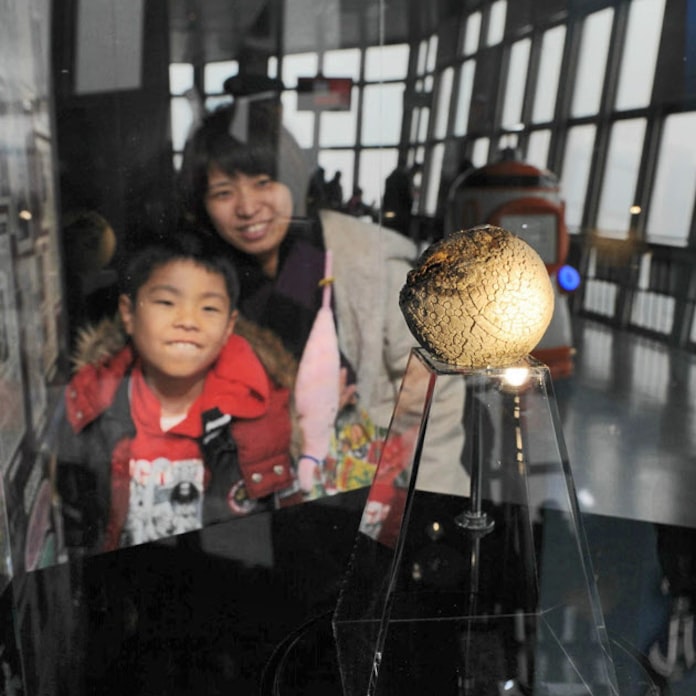 謎のボール 東京タワーで公開 先端に50年超 日本経済新聞 謎のボール 東京タワーで公開 先端に50年超 日本経済新聞