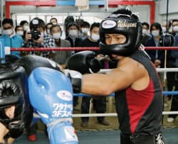 内山 早く試合したい Wba王者が練習公開 写真 共同 日本経済新聞