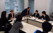 三菱商事法務部では、チームが一体となってあらゆる法務ニーズに対応している(中央が藤田和久部長、その右が久野哲玄氏)