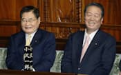 衆院本会議場で着席する日本未来の党の亀井静香氏(左)と小沢一郎氏（26日午後）=共同