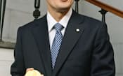 ノーベル賞のメダルを受け取り、笑顔を見せる山中伸弥京都大教授（12月12日、ストックホルム）=代表撮影・共同