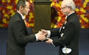 ノーベル賞授賞式で、スウェーデンのカール16世グスタフ国王(右)から生理学・医学賞のメダルと賞状を授与された山中伸弥京都大教授（12年12月10日、ストックホルム）=共同