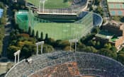 東京・神宮外苑のスポーツ施設。(手前から)国立競技場、神宮第二球場、神宮球場、秩父宮ラグビー場（2010年）