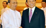 会談を前に握手する麻生副総理兼財務相とミャンマーのテイン・セイン大統領（3日、ネピドー）=共同