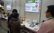 富士通は省エネ機器やエネルギー管理システムの開発・販売に力を入れている(2012年12月開催のエコプロダクツ2012での展示風景)