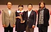 グラフィック・グランプリの授賞式で記念撮影をするヤマハ発動機の柳弘之社長（左端）とヤマハの梅村充社長(右から2人目、2012年12月14日)